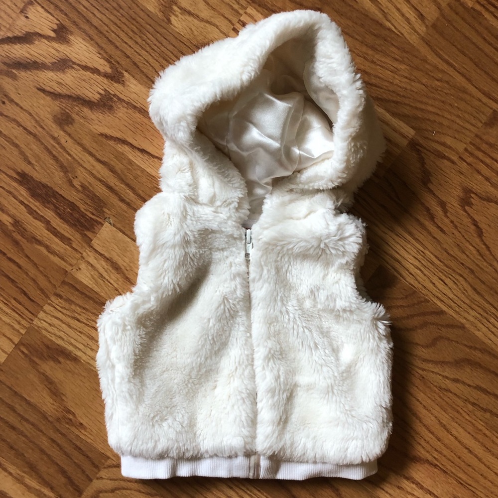 Cute Gymboree white winter vest size 6-12 months